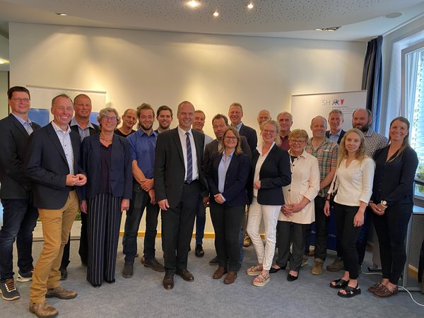 Landwirtschaftsminister Werner Schwarz steht umringt von den Beteiligten der neu bewilligten EIP-Projekten. 