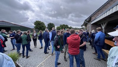 Eine Gruppe von Menschen unterhält sich.