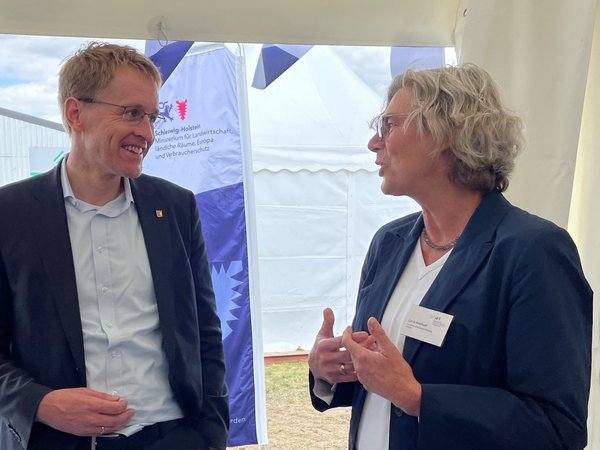 Ministerpräsident Daniel Günther im Gespräch mit Carola Ketelhodt.