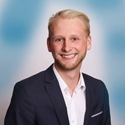 Foto eines lächelnden blonden Mannes