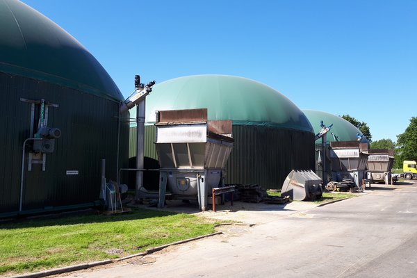 Bild einer Biogasanlage von außen.