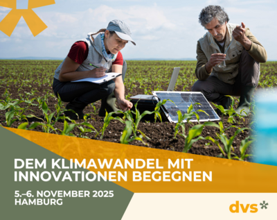 Zwei Personen untersuchen junge Pflanzen auf einem Feld neben einem Solarpanel, Text: 'Dem Klimawandel mit Innovationen begegnen, 5.-6. November 2025, Hamburg, dvs'