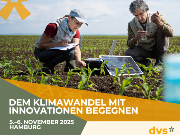 Zwei Personen untersuchen junge Pflanzen auf einem Feld neben einem Solarpanel, Text: 'Dem Klimawandel mit Innovationen begegnen, 5.-6. November 2025, Hamburg, dvs'